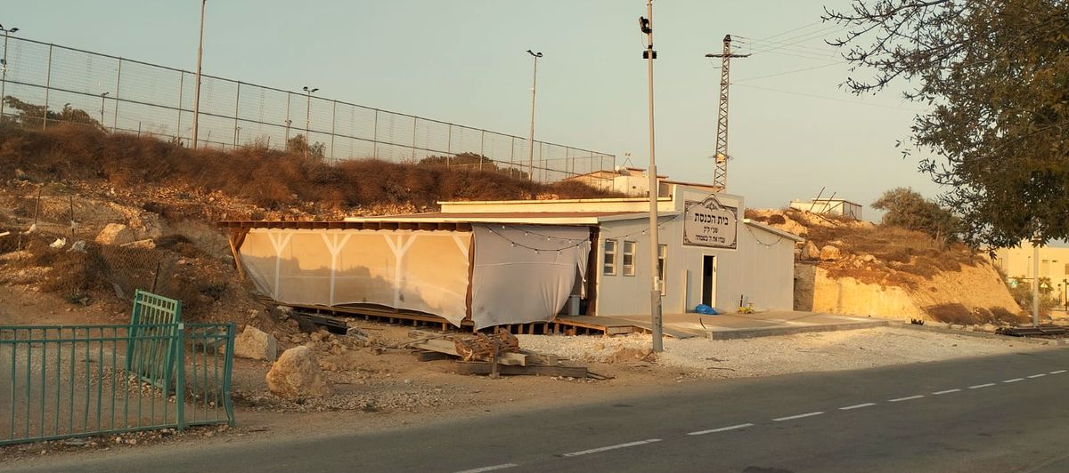 בית הכנסת עבדו את ה׳ בשמחה במיצד, מבחוץ, באור של שעת ערב